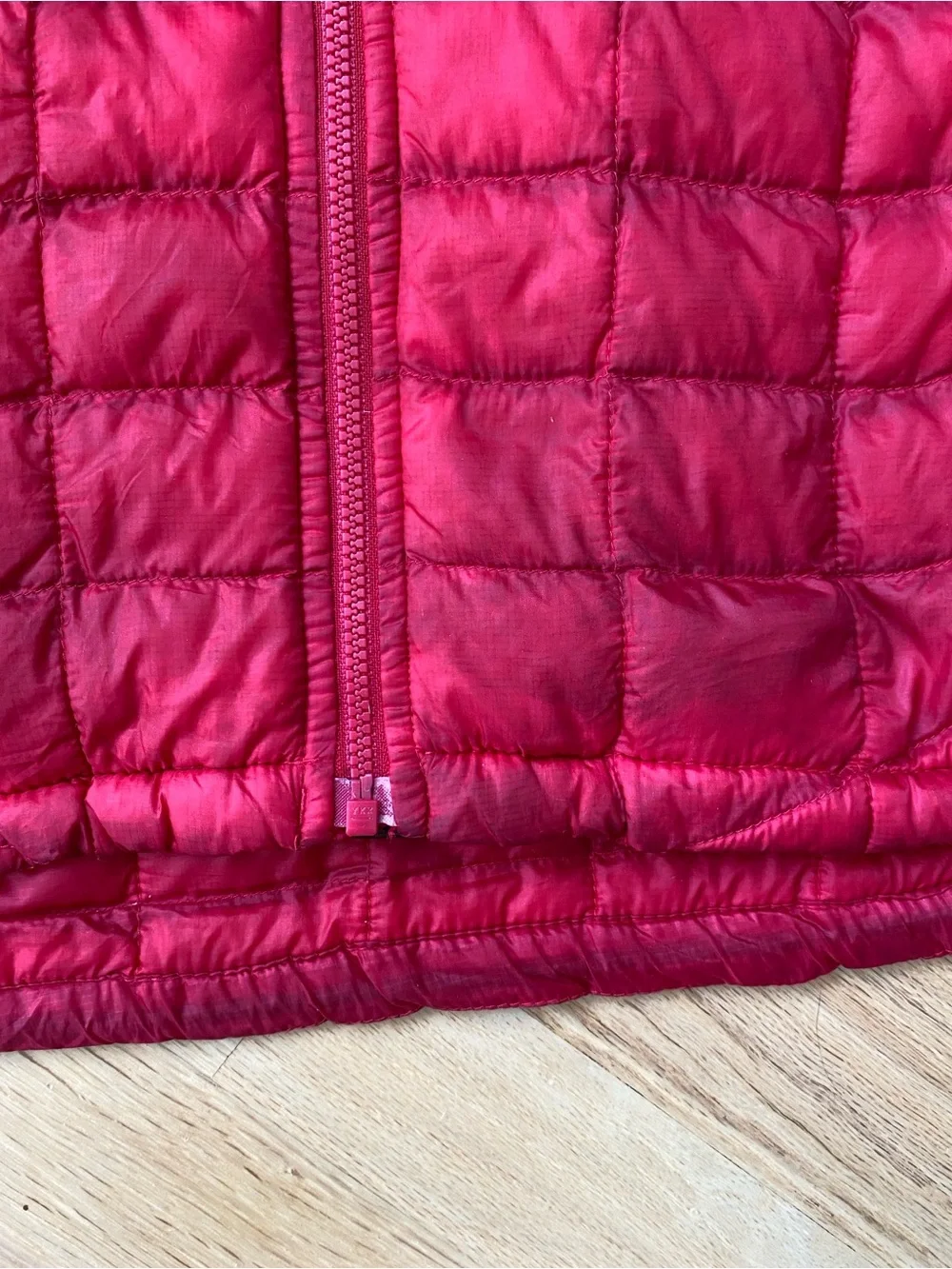 The North Face Thermaball Two-Tone Quilted Hooded Puffer Jacket Burgundy & Red_5